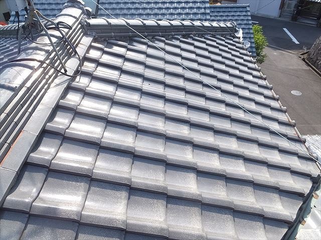 岐阜市で瓦屋根の点検、棟の崩壊、漆喰の劣化、谷板金や雨樋なども確認。棟番線でなんとか留まっていた